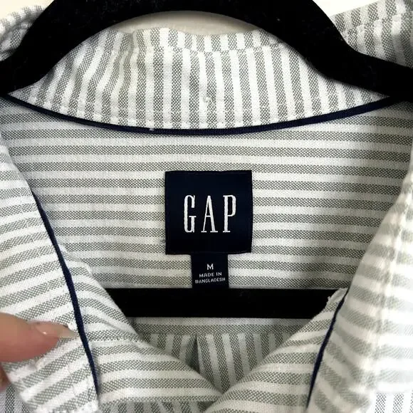 Classic GAP Striped button down shirt - Picture 2 of 4